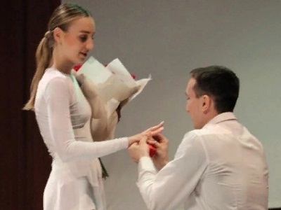 В Саратове учащийся сделал предложение девушке во время номера на студвесне
