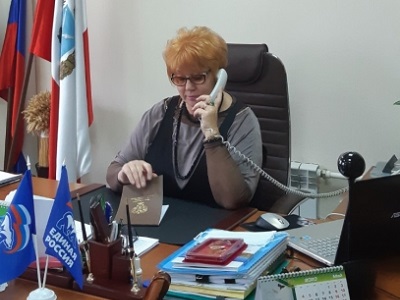 Малообеспеченная семья получила продуктовый набор от депутатов