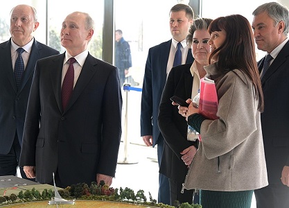 Заведующая Народным музеем ППК СГТУ Инна Буйкевич рассказала президенту о Парке покорителей космоса