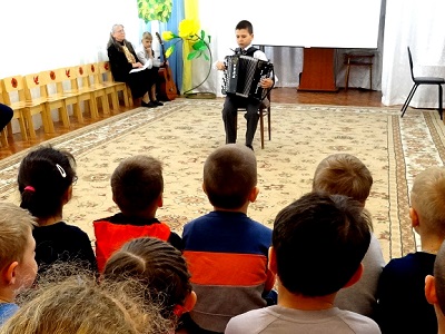 Программой «Счастливое детство» ДШИ № 8 завершает весенний проект концертов «Классическая музыка в детском саду»