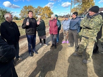 Доведённые до отчаяния жители хутора Маяк, в котором поселилась зоозащитница со 140 «молчаливыми» собаками, встретились с ней и чиновниками