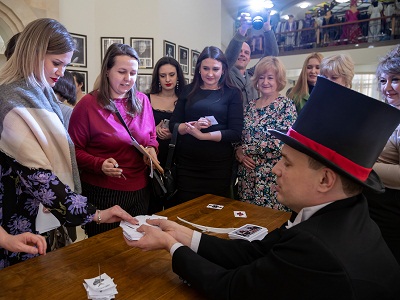 Живые открытки, карты с героями спектакля и автографы любимых артистов – ТЮЗ Киселева поздравил своих зрительниц необычным перфомансом