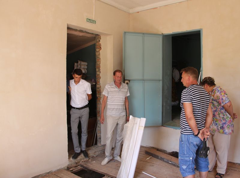 Павел Сурков проинспектировал ход ремонтных работ в сельском доме культуры и в школе