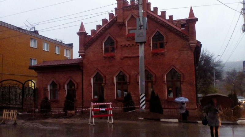 В Саратове в раскопанную яму рухнули ограждение и тротуарная плитка у памятника архитектуры