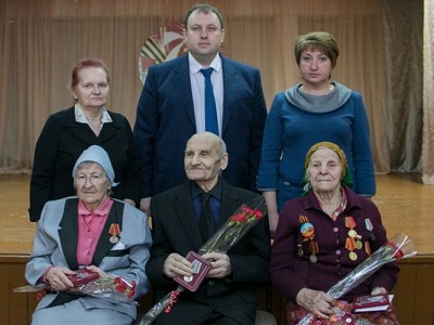 Ветераны войны Татищевского района продолжают получать награды к 75-летию Победы