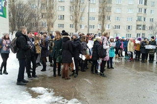 Школьники вышли на акцию протеста в защиту уволенного директора