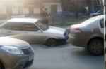 В центре Саратова несколько машин попали колесом в люк