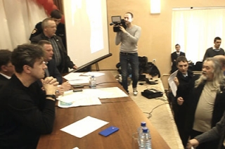 Полицейские пытаются успокоить участников публичных слушаний ВИДЕО