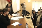 Полицейские пытаются успокоить участников публичных слушаний ВИДЕО