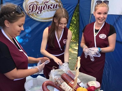 Мясокомбинат «Дубки» приглашает жителей города провести весёлые выходные вместе с силачами и продегустировать свою продукцию 