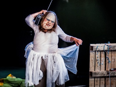 На сцене Саратовского ТЮЗа пройдет показ экспериментального немецкого моноспектакля «Толстуха играет Медею»