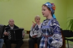 В Кировском районе избирателей развлекают песнями под гармонь В Кировском районе избирателей развлекают песнями под гармонь