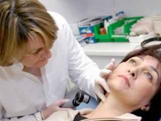 Саратовцев зовут на бесплатное обследование родинок