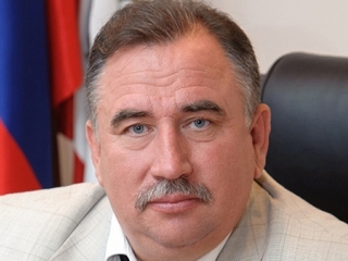 Главе города написали об открытом люке возле детской площадки