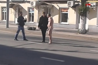 На Московской голый саратовец пытался сбежать от рассерженных автолюбителей