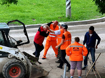 В Саратове коммунальщики МУП «Городские дороги плюс» подрались перед приездом губернатора ВИДЕО