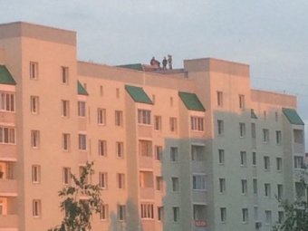 Саратовцы заметили гуляющих по крыше многоэтажки подростков