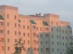 Саратовцы заметили гуляющих по крыше многоэтажки подростков