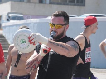 На саратовском забеге бородачей порвали железную кружку и свернули в трубочку сковороду