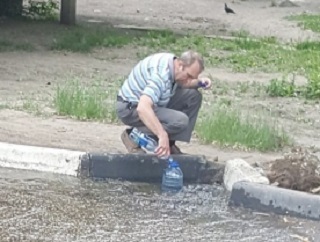 Жители Ленинского района набирают воду из луж