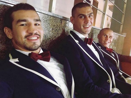 Саратовский боксер Артем Чеботарев идет на встречу с Владимиром Путиным в кедах и бабочке