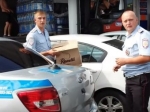 Блогер заметил в Ялте полицейских на автомобиле саратовской ДПС за покупкой ящиков вина
