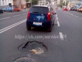 В свежую яму на отремонтированной улице Радищева попал автомобиль. Фото