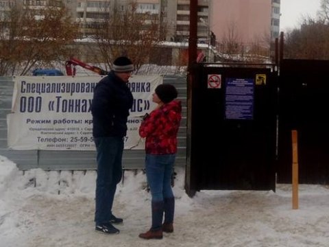 Саратовчанке не вернули со стоянки эвакуированную машину даже после приезда полиции