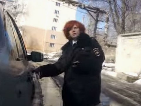 Обещавшая застрелить блогера сотрудница полиции предстала перед комиссией по этике