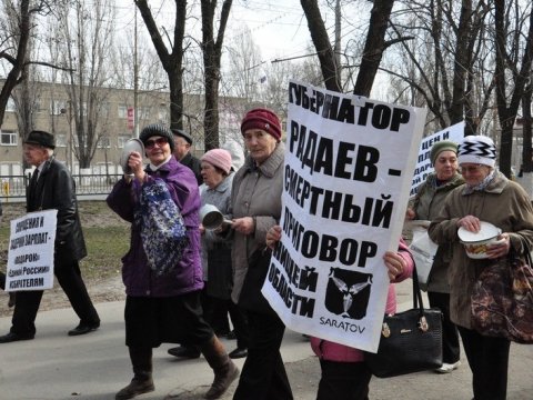 В Саратове пенсионеры поучаствовали в «Марше пустых кастрюль»