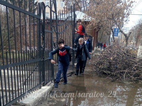 Ученики саратовского лицея вынуждены преодолевать «полосу препятствий»