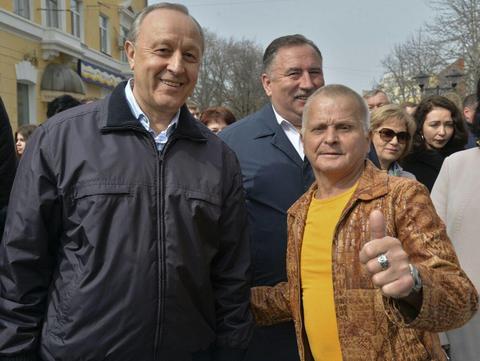 Радаев сфотографировался с известным саратовцем Вовчиком