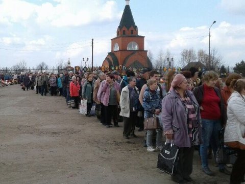 Вербное воскресенье. Чтобы уехать с Елшанского кладбища, саратовцы ждут по часу