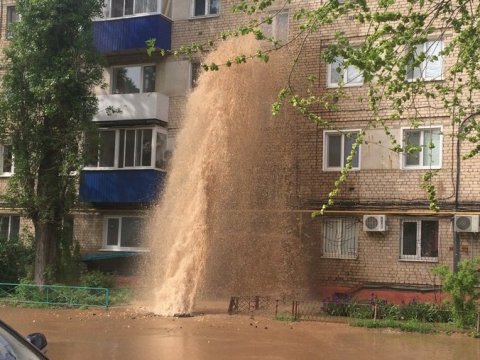 Дом в Балакове залило грязью до четвертого этажа. Видео