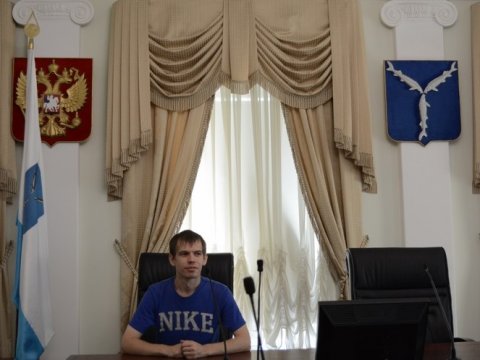 На экскурсии саратовцам разрешили посидеть в кресле мэра