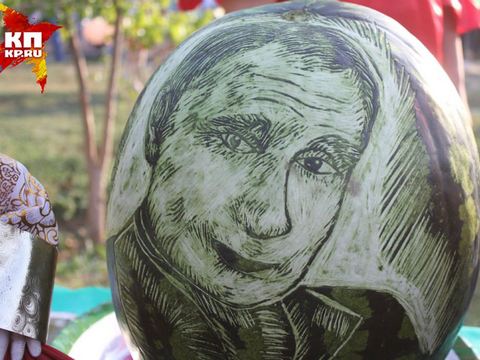 На фестивале в Ровном показали арбуз с портретом Путина