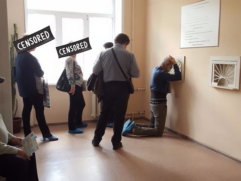 Пациентов воронежской поликлиники заставили стоять на коленях