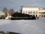 На главной площади Лысых Горах упала новогодняя елка