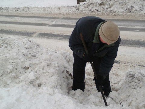 Саратовец с сыном самостоятельно расчистили пешеходный переход на 8-й Дачной