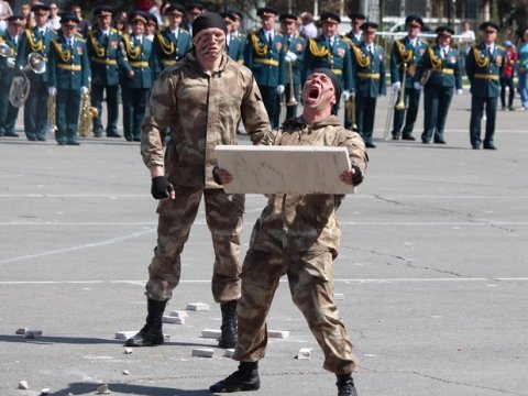 В Саратове спецназовцы ложились оголенной спиной на битое стекло и разбивали  руками и головами строительные блоки
