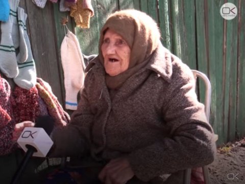 В Саратове 88-летняя пенсионерка 11 лет вяжет носки и продает их около дома. Видео