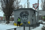 Комунальщик справляет нужду на трансформаторную будку с изображением Героя Советского Союза в Саратове