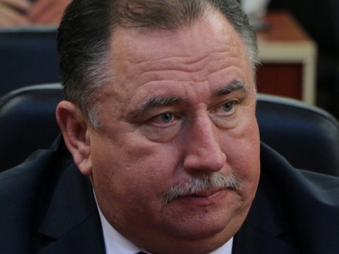 Пользователь Виктор Степанович просит заделать яму и передает 