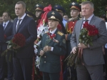 В Саратове возложили цветы к монументу «Воин-освободитель»