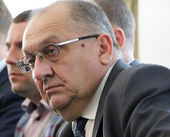 «Выйти из подъезда можно только в болотных сапогах»»: микрорайоне Солнечный затапливает улицу Тахова