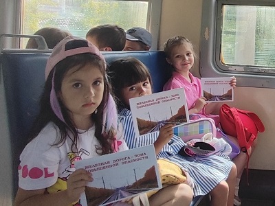 Пассажирам  саратовской электрички напомнили о правилах безопасного поведения на железной дороге