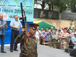 Вольский депутат пришел на фестиваль ухи с автоматом