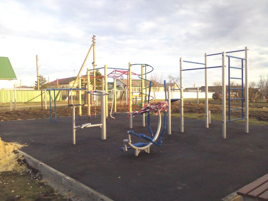 На территории школы в п.Садовый продолжаются работы по установке спортивной площадки