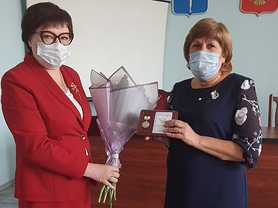 Заслуженные награды в честь Дня учителя получили сегодня педагоги Ершовского района