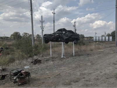 Макет повреждённого в ДТП автомобиля установлен вблизи железнодорожного переезда в Саратовской области